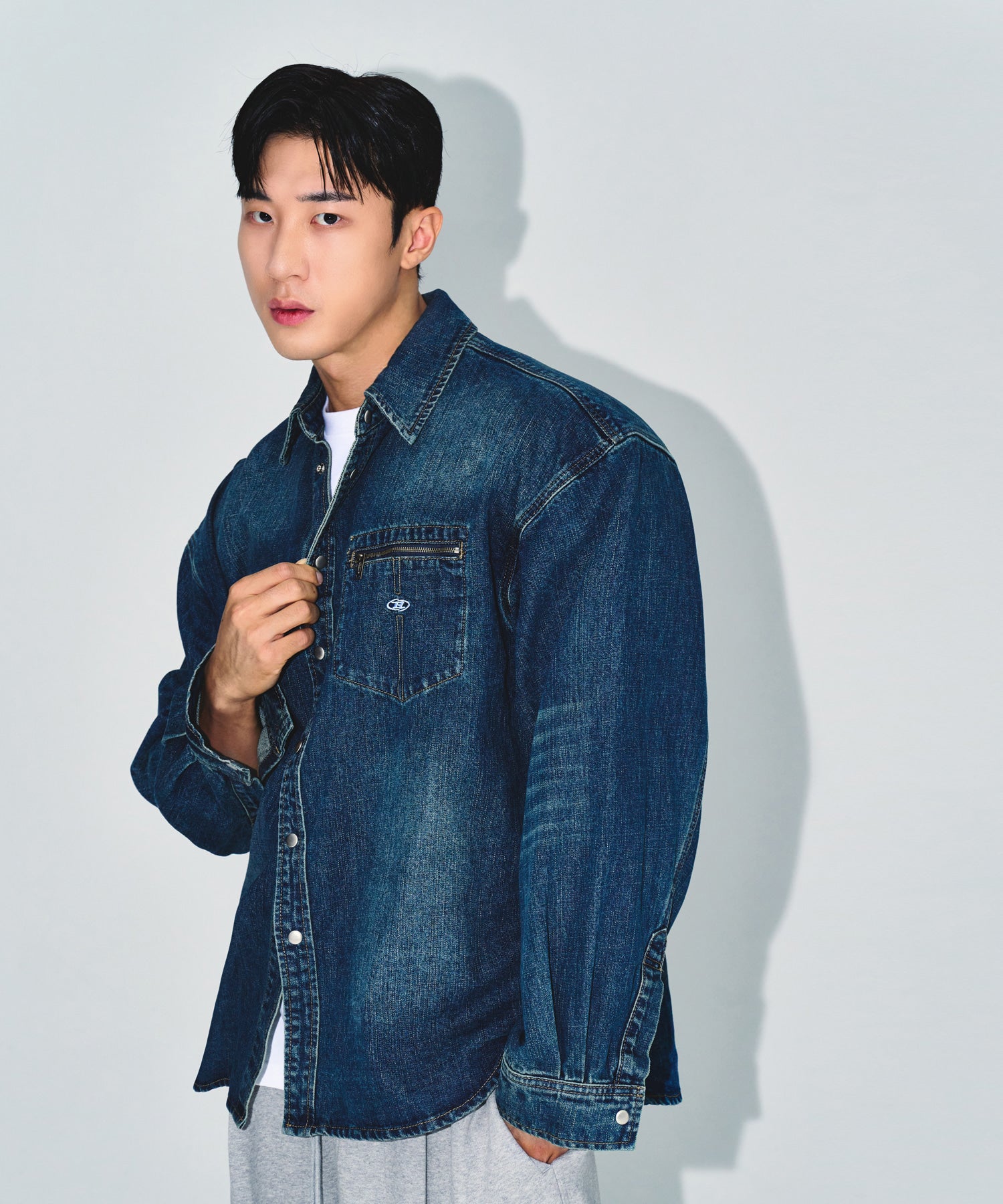【予約販売：ご注文より1～3週間後に発送予定】WASHED DENIM OVER FIT SHIRTS [MID DENIM]