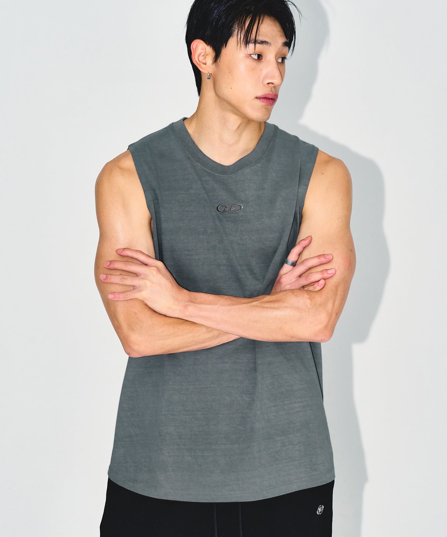 【予約販売：ご注文より1～3週間後に発送予定】SILVER B PIGMENT DYING SLEEVELESS [ASHED GREEN]