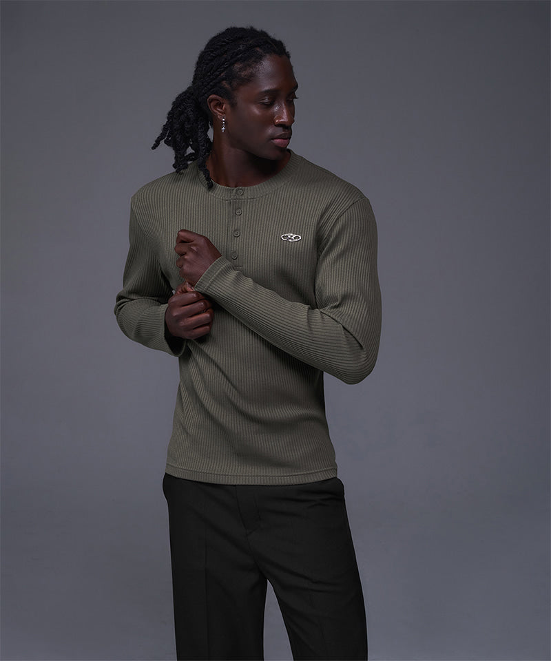 【韓国限定】B PENDANT HENRY NECK MUSCLE FIT LONG SLEEVE [KHAKI]