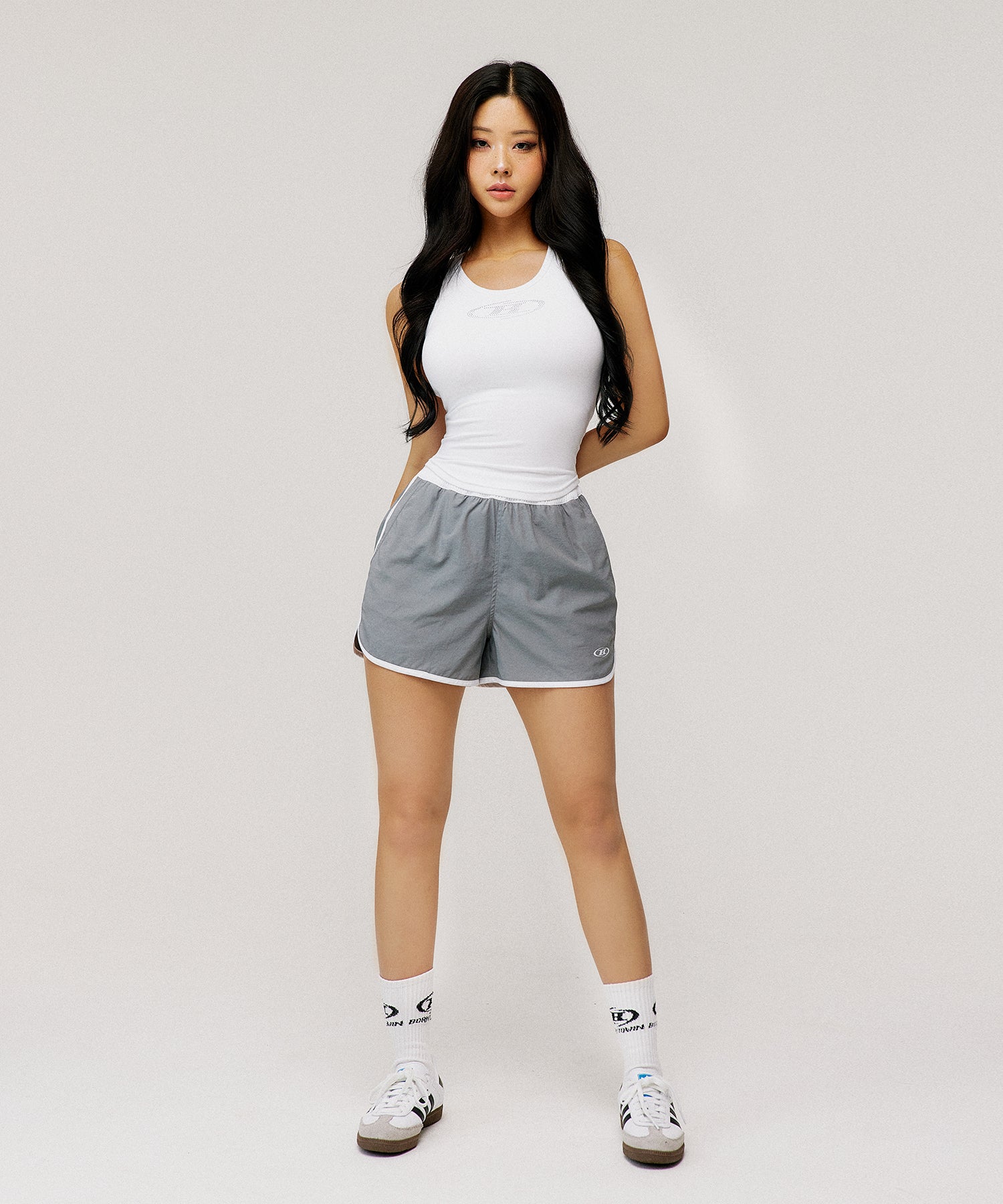 W SYMBOL B NYLON DOLPHIN SHORTS [GREY]