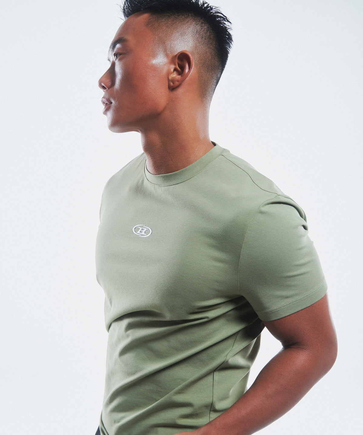 【韓国限定】SILVER B LOGO MUSCLE FIT T-SHIRTS [KHAKI]