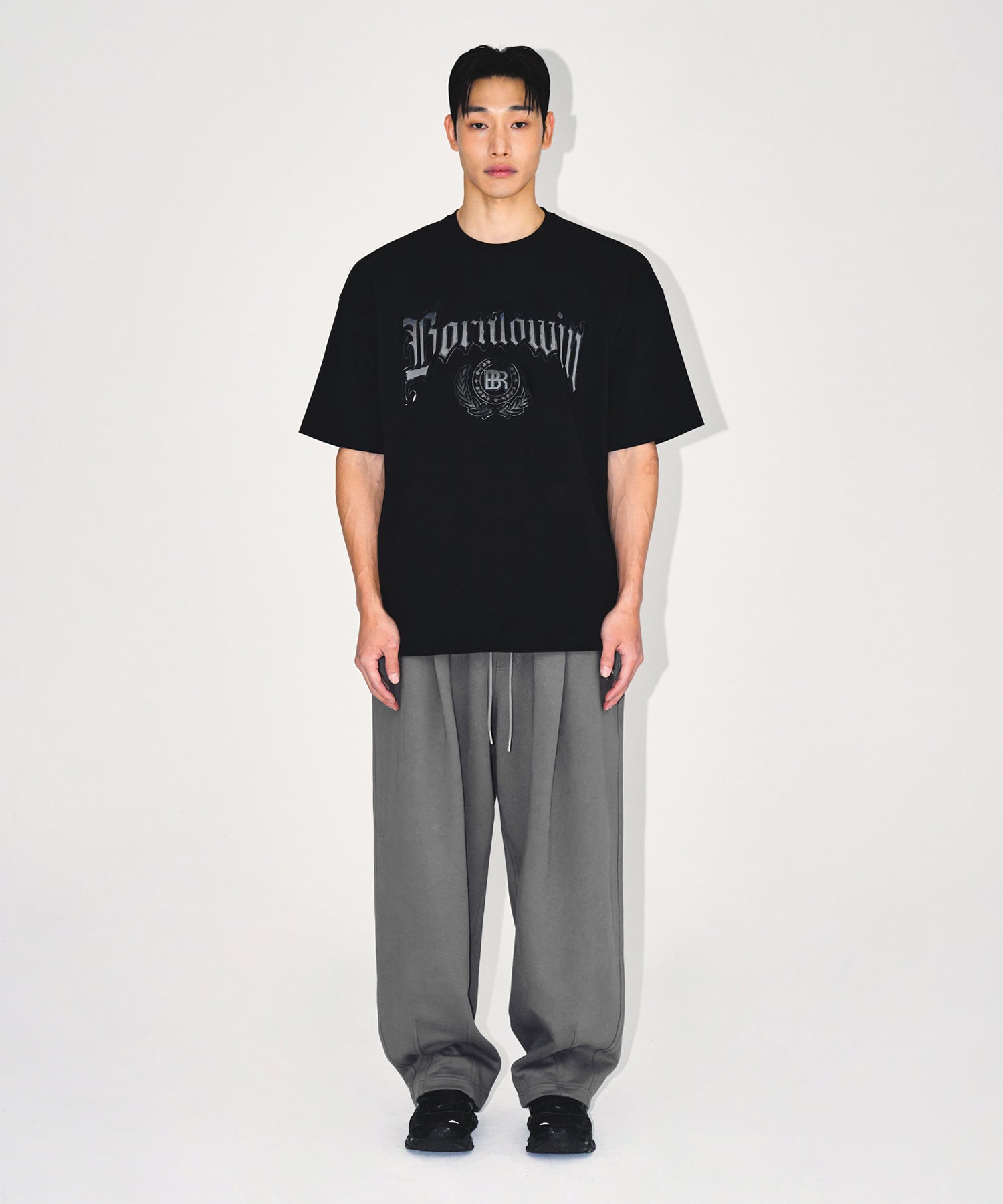 【予約販売：ご注文より1～3週間後に発送予定】EMBLEM LOGO SEMI OVER FIT T-SHIRTS [BLACK]