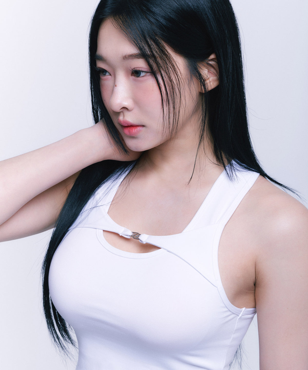 B BUCKLE CUT-OUT CROP SLEEVELESS [WHITE]