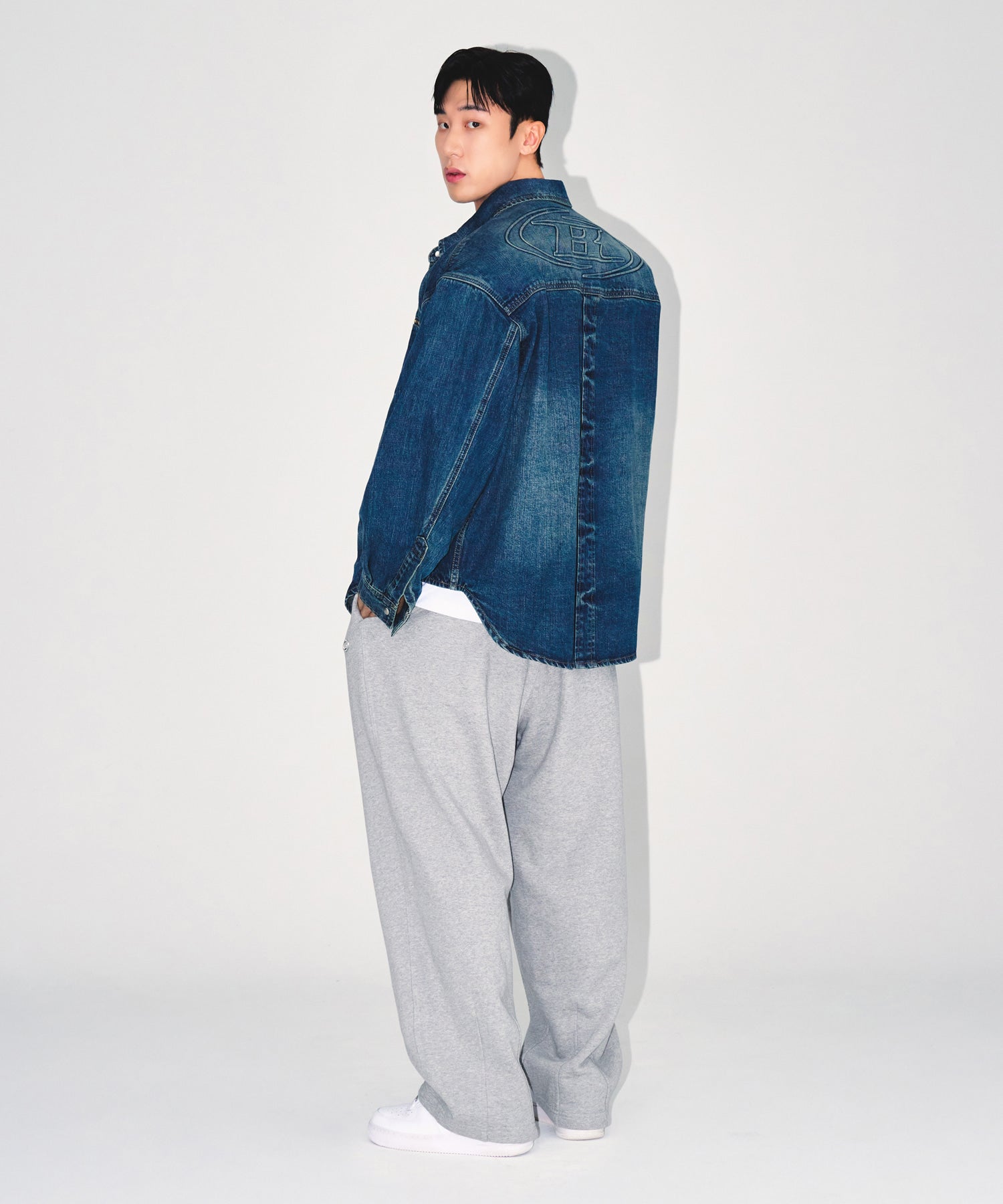 【予約販売：ご注文より1～3週間後に発送予定】WASHED DENIM OVER FIT SHIRTS [MID DENIM]