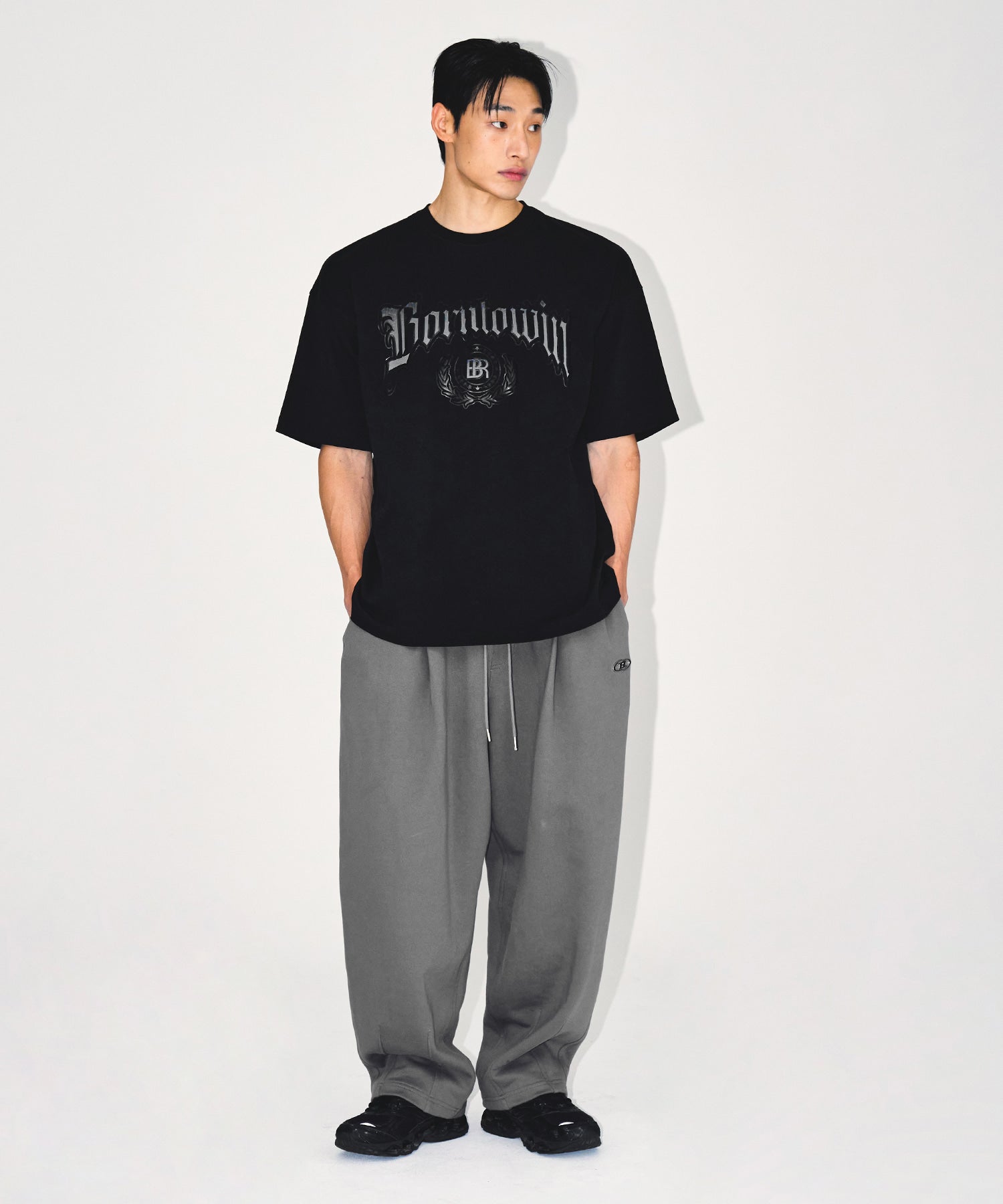 【予約販売：ご注文より1～3週間後に発送予定】EMBLEM LOGO SEMI OVER FIT T-SHIRTS [BLACK]