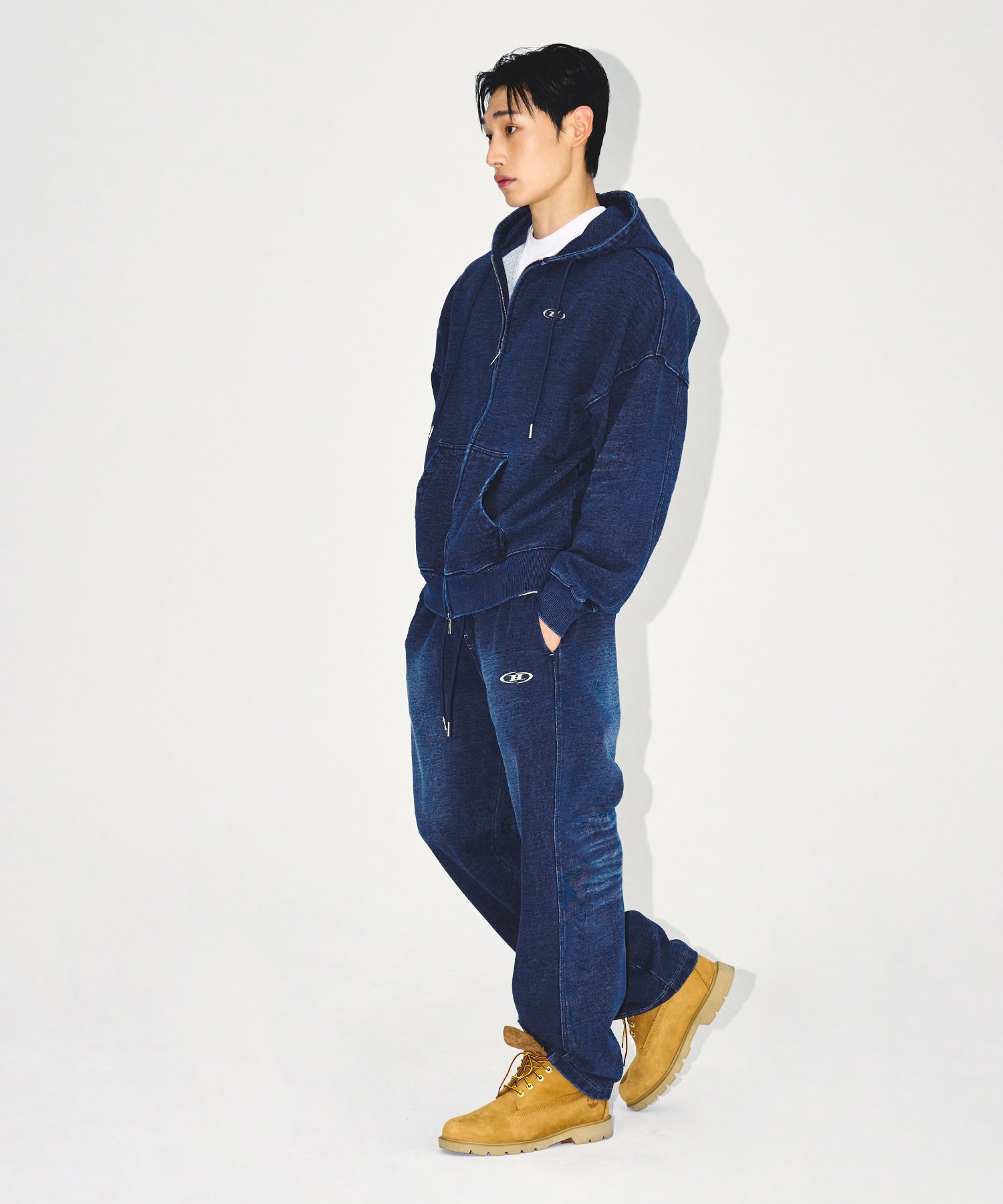 【予約販売：ご注文より1～3週間後に発送予定】DENIM LIKE SWEAT PANTS [MID DENIM]