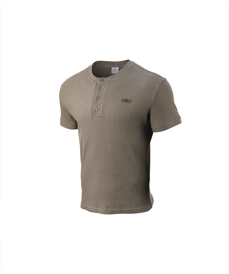 【韓国限定】B PENDANT HENRY NECK MUSCLE FIT T-SHIRTS [KHAKI]
