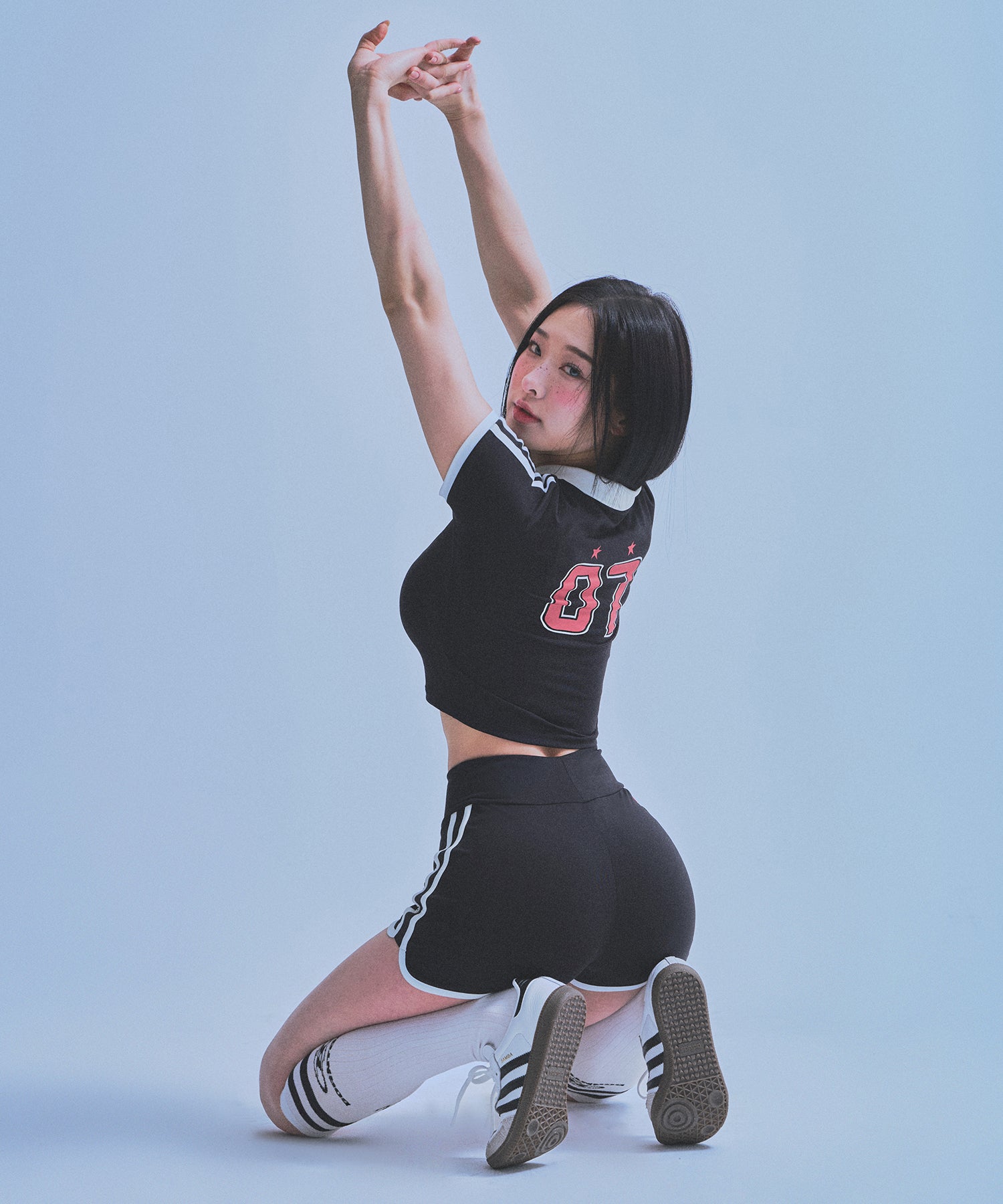 W BRNTW FOOTBALL CROP T-SHIRTS [BLACK]