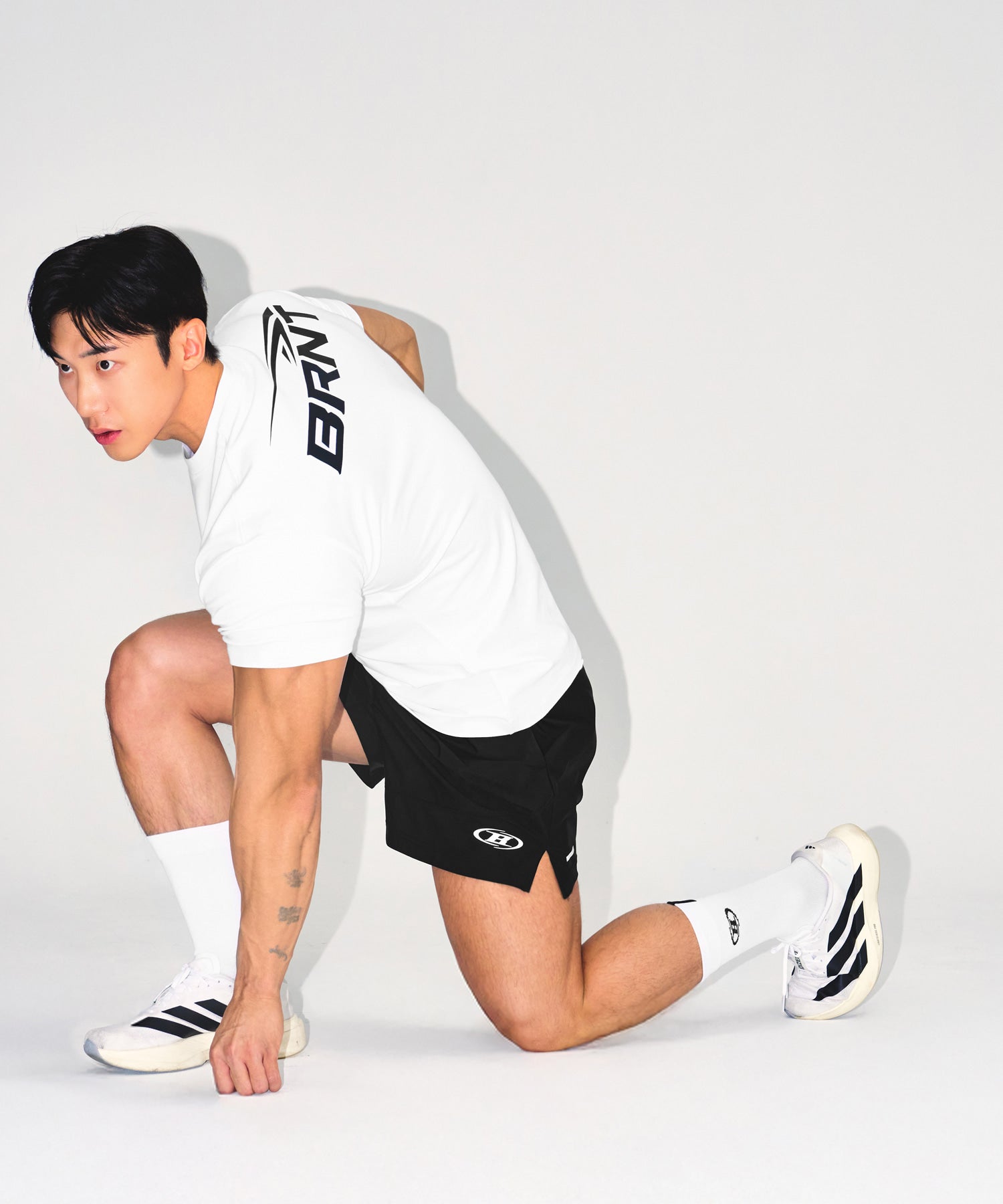【予約販売：ご注文より1～3週間後に発送予定】BRNT BACK LOGO MUSCLE FIT T-SHIRTS [WHITE]