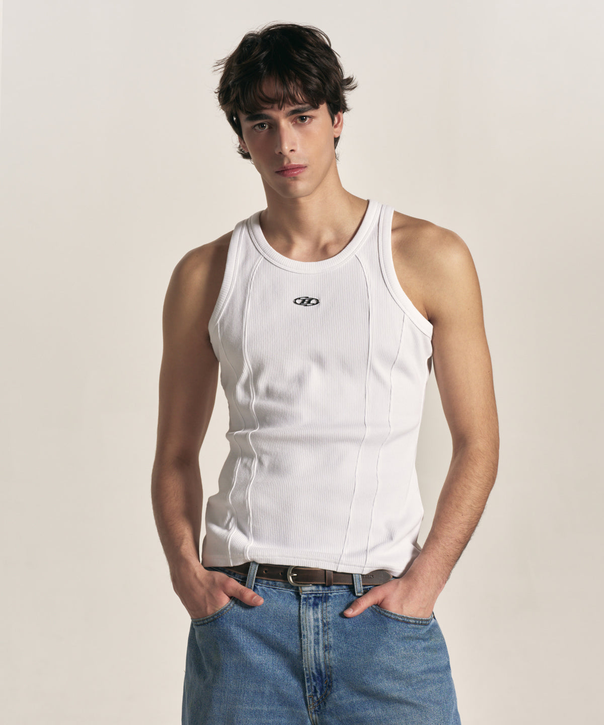 【韓国限定】B PENDANT CUT LINE SLEEVELESS [WHITE]