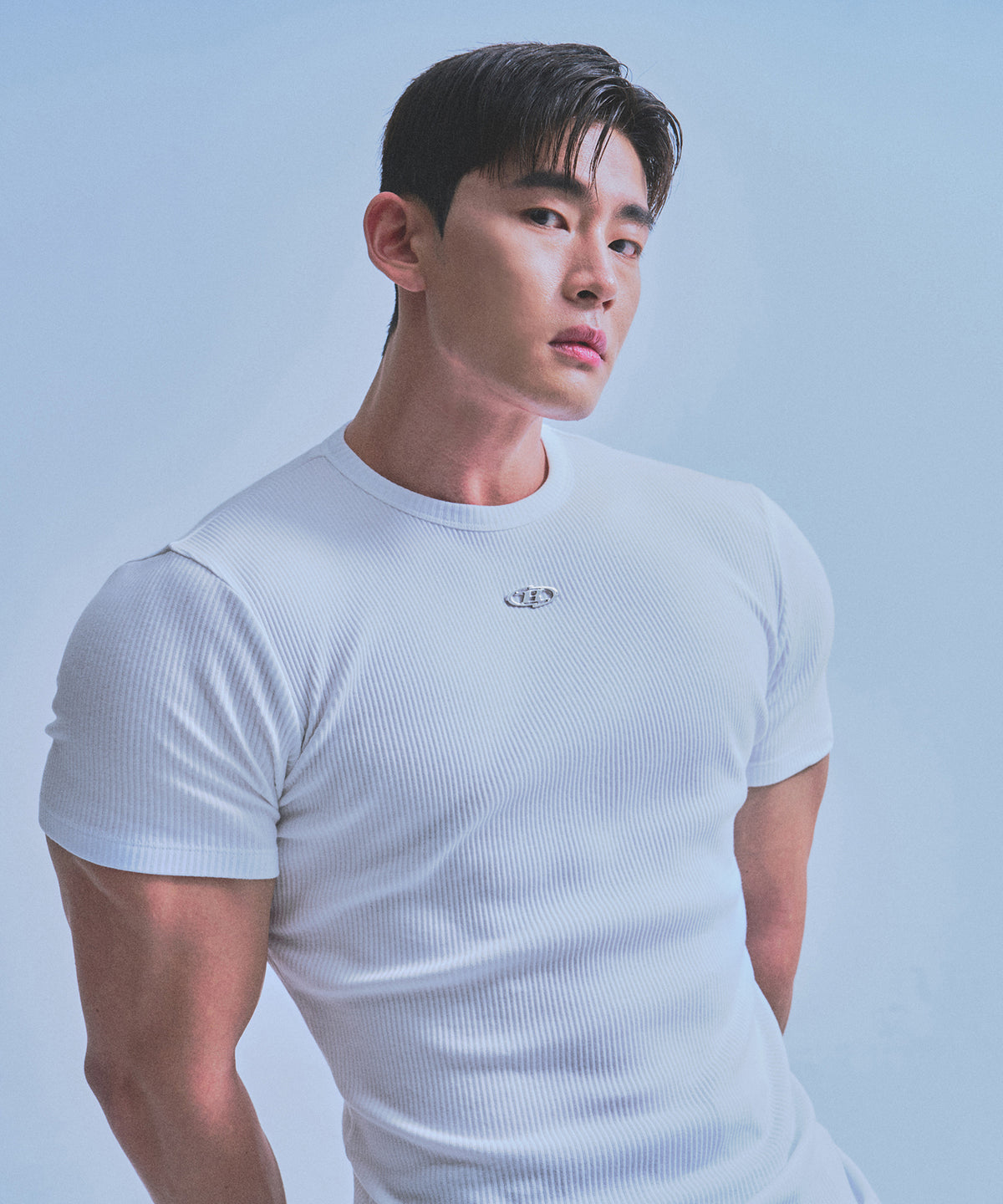 【韓国限定】RIBBED B PENDANT MUSCLE FIT T-SHIRTS [WHITE]