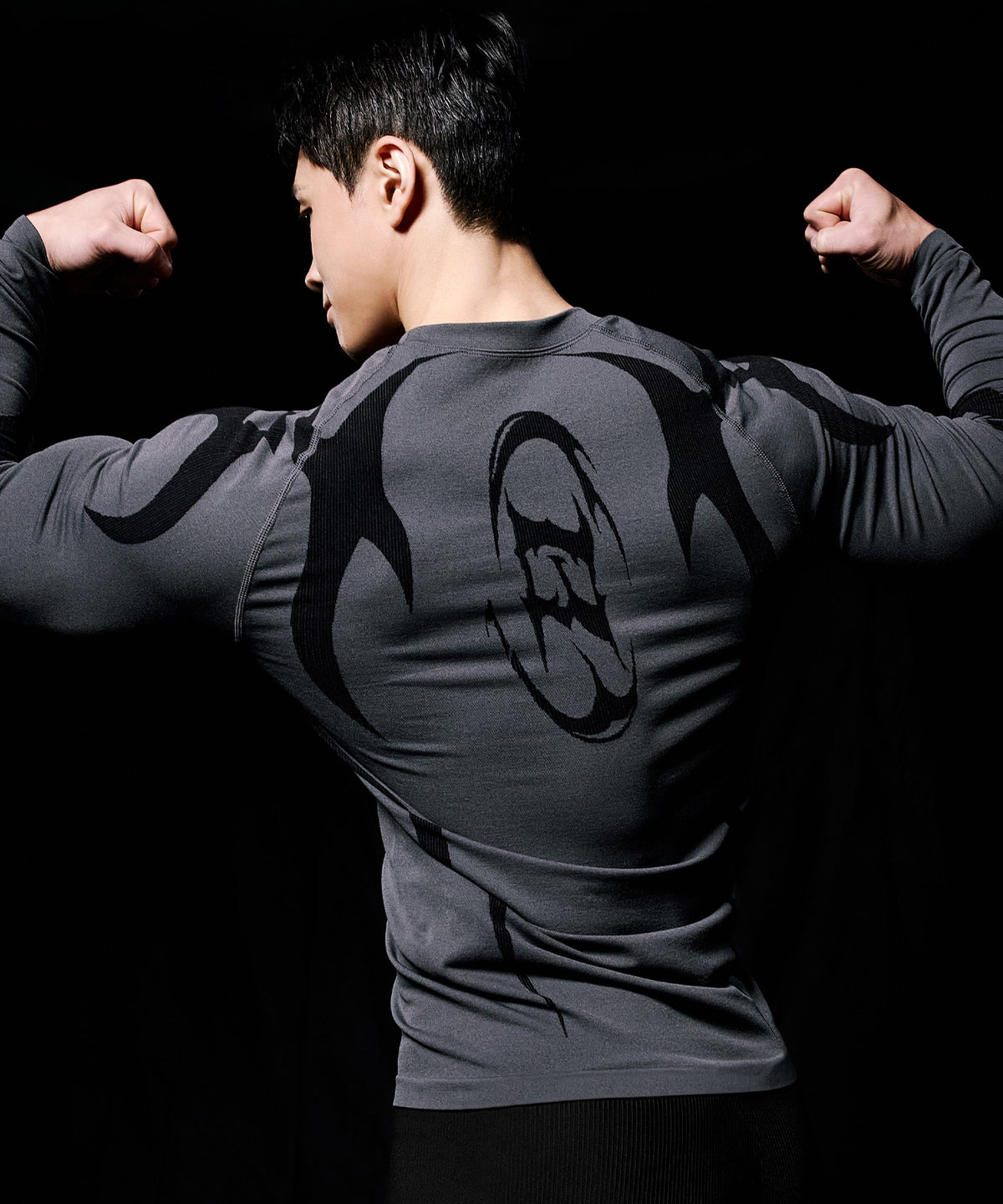 【韓国限定】TRIBAL ECLIPSE SEAMLESS LONG SLEEVE [CHARCOAL]