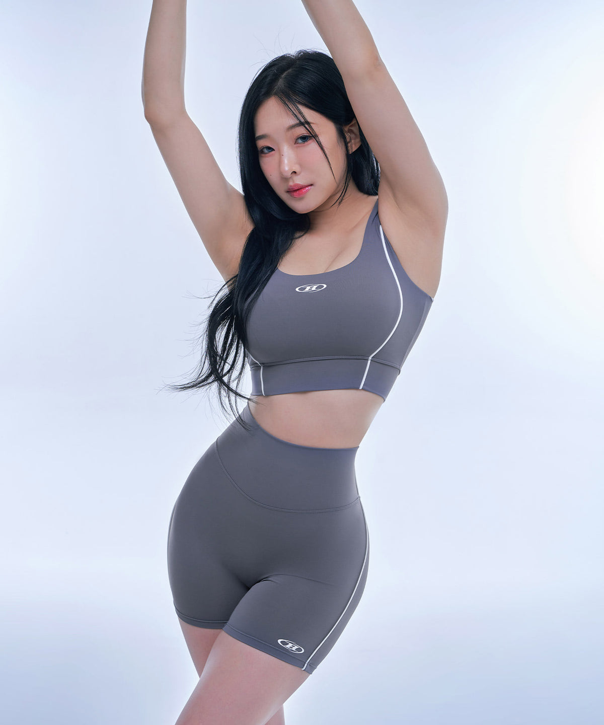 W SYMBOL B PIPING 3.5 BIKER SHORTS [CHARCOAL]