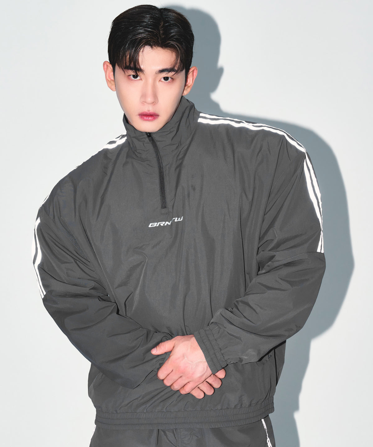 【韓国限定】REFLECTIVE LINE BIG SYMBOL ANORAK JACKET [CHARCOAL]