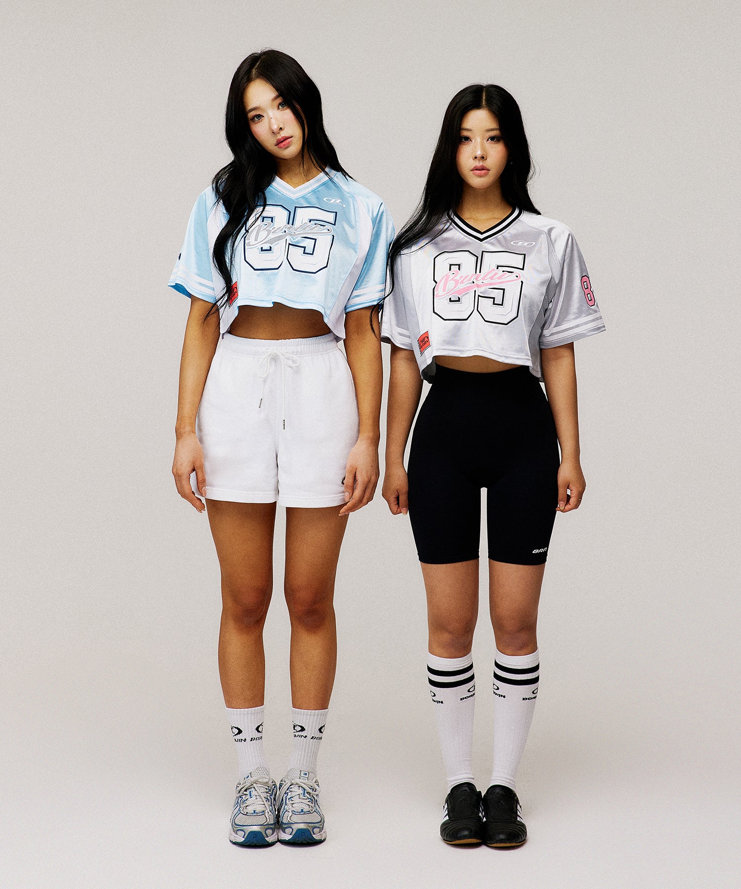 【予約販売：ご注文より1～3週間後に発送予定】W RUGBY JERSEY CROP T-SHIRTS [LIGHT BLUE]