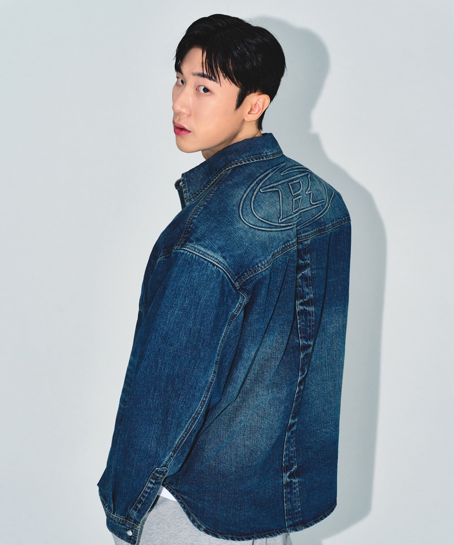 【予約販売：ご注文より1～3週間後に発送予定】WASHED DENIM OVER FIT SHIRTS [MID DENIM]