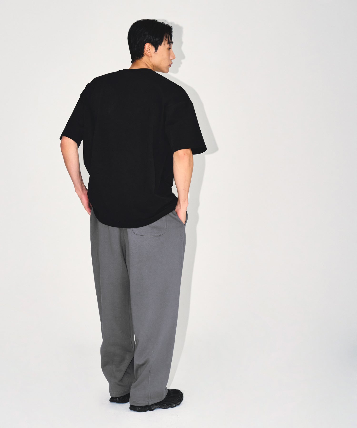 【予約販売：ご注文より1～3週間後に発送予定】EMBLEM LOGO SEMI OVER FIT T-SHIRTS [BLACK]